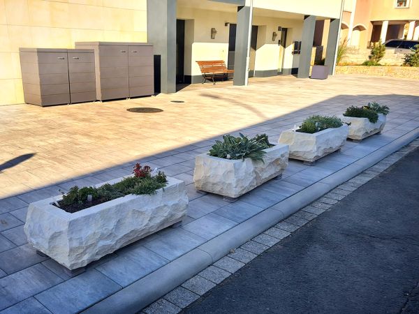 Sandsteintrog – Pflanzkuebel aus Naturstein fuer Garten & Terrasse